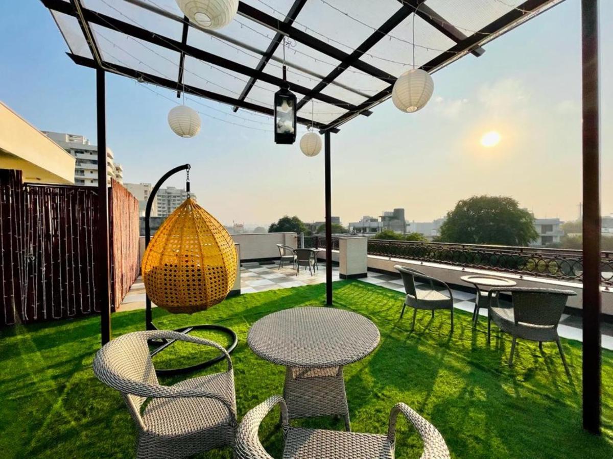 Bluo Studio4 Golf Course Road - Gym, Balcony, Lift غورغاون المظهر الخارجي الصورة