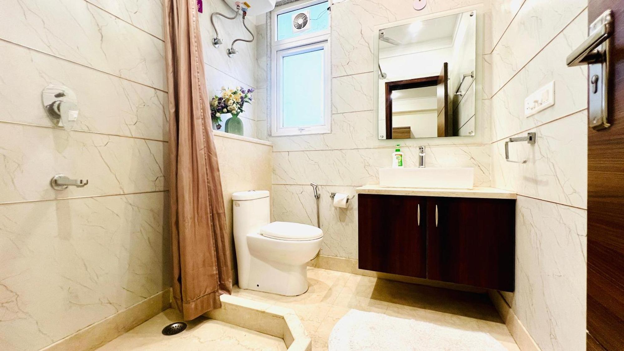 Bluo Studio4 Golf Course Road - Gym, Balcony, Lift غورغاون المظهر الخارجي الصورة