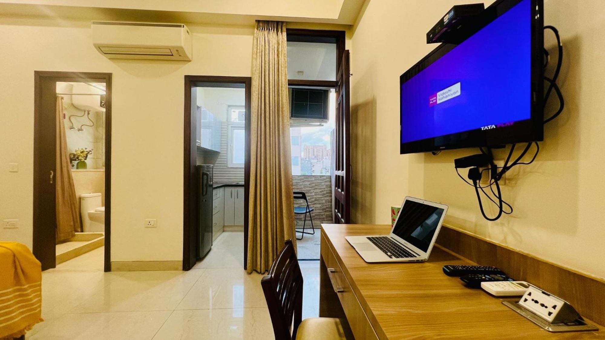 Bluo Studio4 Golf Course Road - Gym, Balcony, Lift غورغاون المظهر الخارجي الصورة