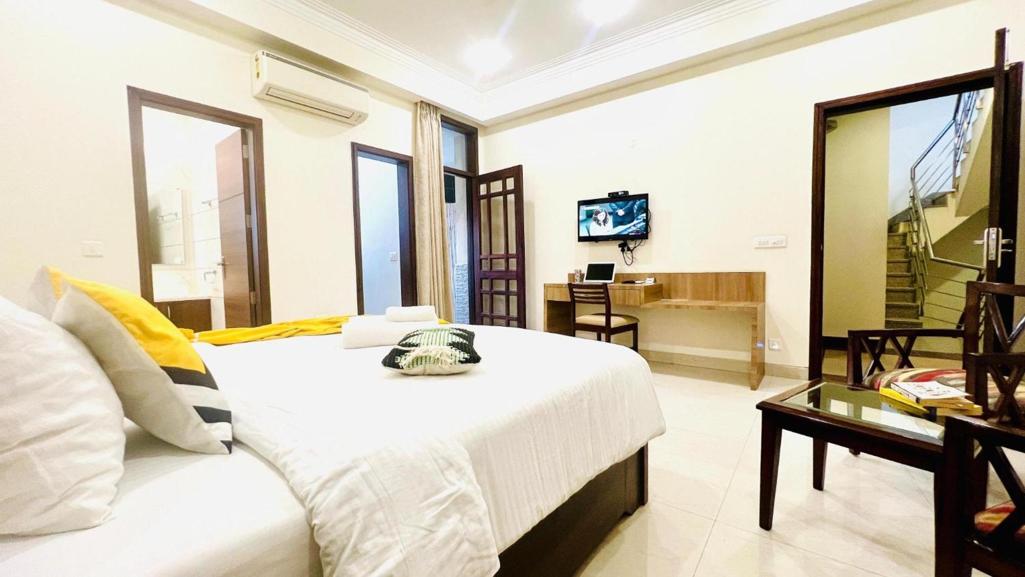 Bluo Studio4 Golf Course Road - Gym, Balcony, Lift غورغاون المظهر الخارجي الصورة